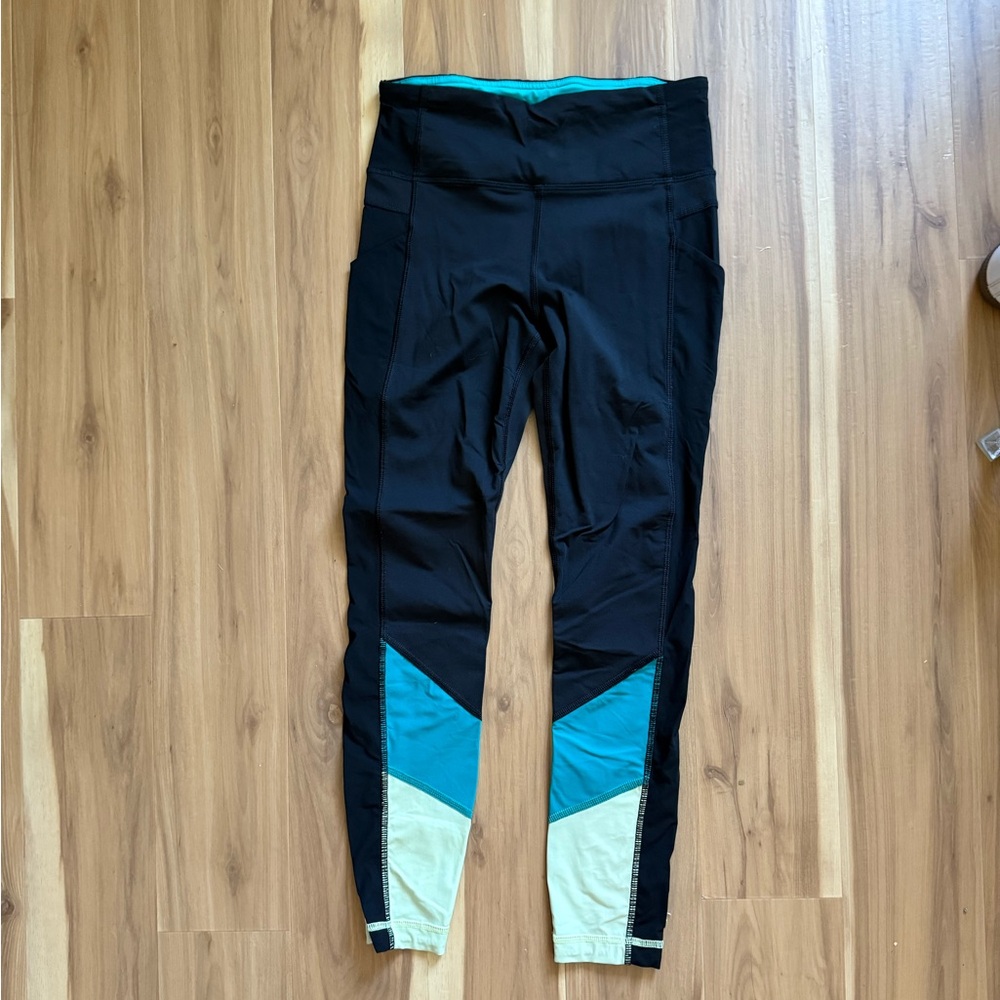 Size 4 Lululemon leggings with side pockets and back zip pocket 
Like new